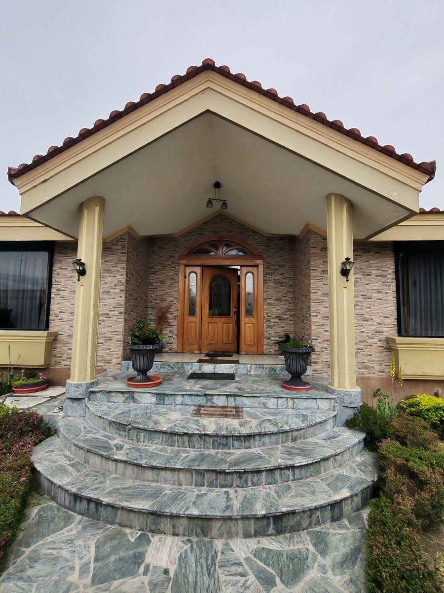 Casa de Lujo en Venta en Conocoto | 4 Suites + Piscina Cubierta + 1.108 m² de Terreno | $452.000 Neg — imagen 10