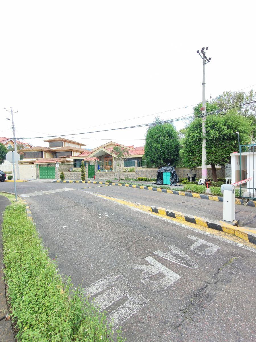 Casa de Lujo en Venta en Conocoto | 4 Suites + Piscina Cubierta + 1.108 m² de Terreno | $452.000 Neg — imagen 9