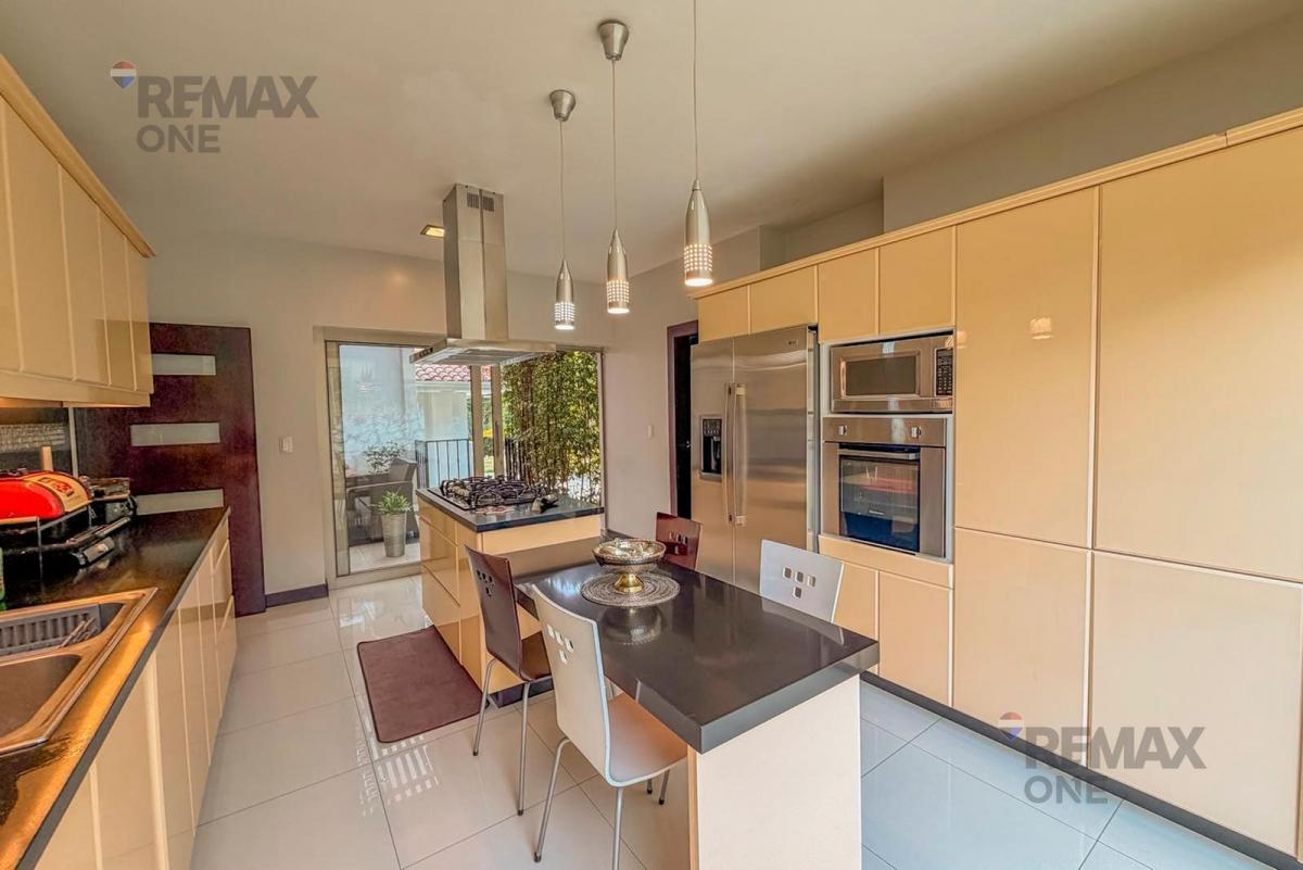 En Venta Lujosa Casa de Una Planta en Challuabamba, Azuay — imagen 8