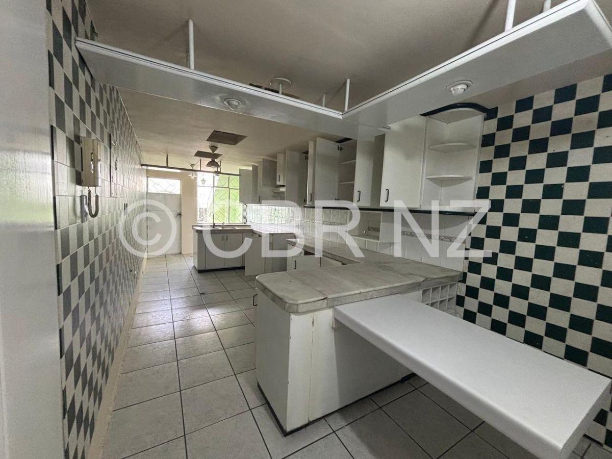 Casa Independiente Amplia con 4 Parqueaderos en Venta, Sector Las Casas — imagen 10