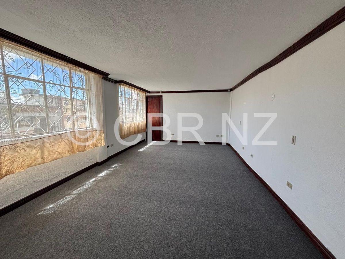 Casa Independiente Amplia con 4 Parqueaderos en Venta, Sector Las Casas — imagen 7