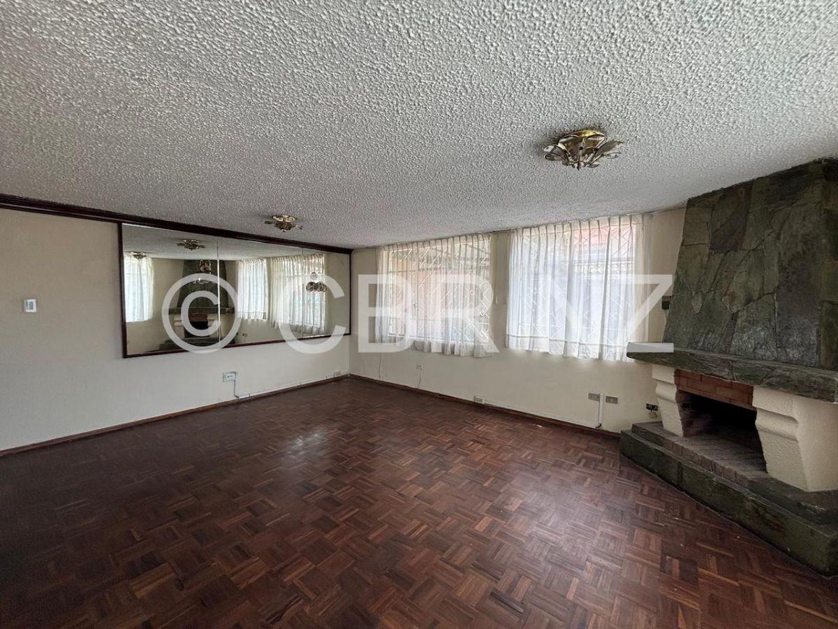 Casa Independiente Amplia con 4 Parqueaderos en Venta, Sector Las Casas — imagen 6