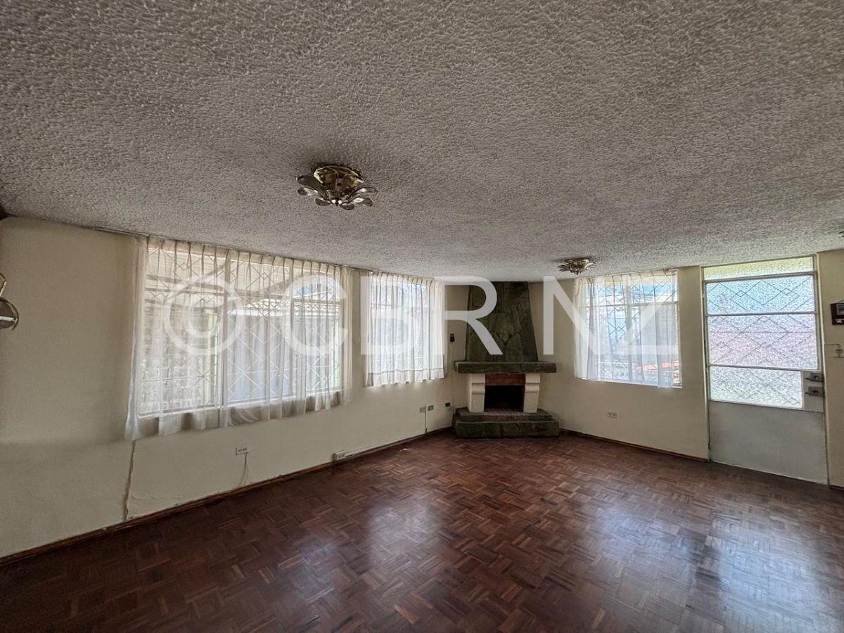 Casa Independiente Amplia con 4 Parqueaderos en Venta, Sector Las Casas — imagen 5