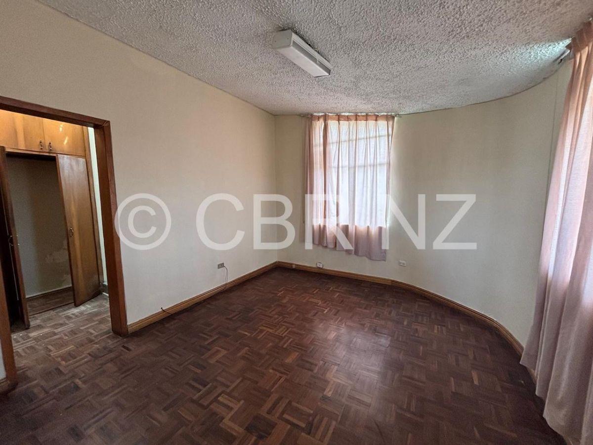 Casa Independiente Amplia con 4 Parqueaderos en Venta, Sector Las Casas — imagen 3