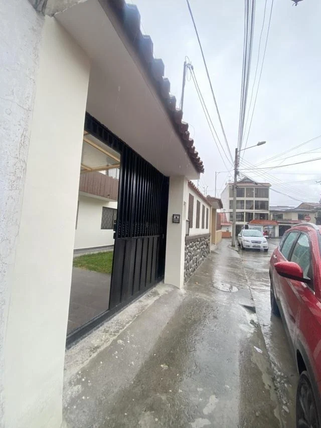 Casa en Venta Ubicada en La Calle Daniel Alvarado y Av de Las Américas Cuenca Ec. Azuay — imagen 9
