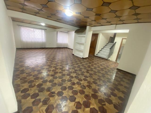Casa en Venta Ubicada en La Calle Daniel Alvarado y Av de Las Américas Cuenca Ec. Azuay — imagen 4