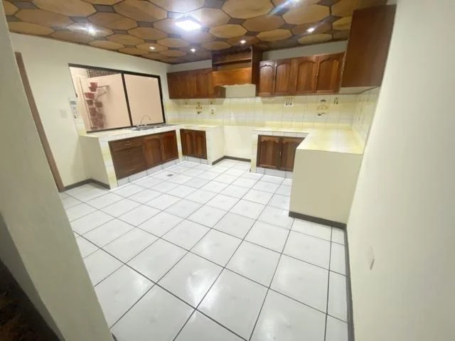 Casa en Venta Ubicada en La Calle Daniel Alvarado y Av de Las Américas Cuenca Ec. Azuay — imagen 3