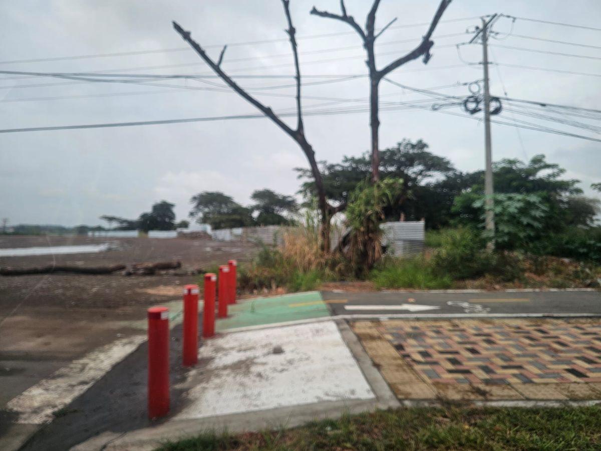 Último Macrolote en La Aurora Av Leon Febres Cordero. Al Pie de Av y Al Pie del Rio, Guayas — imagen 4