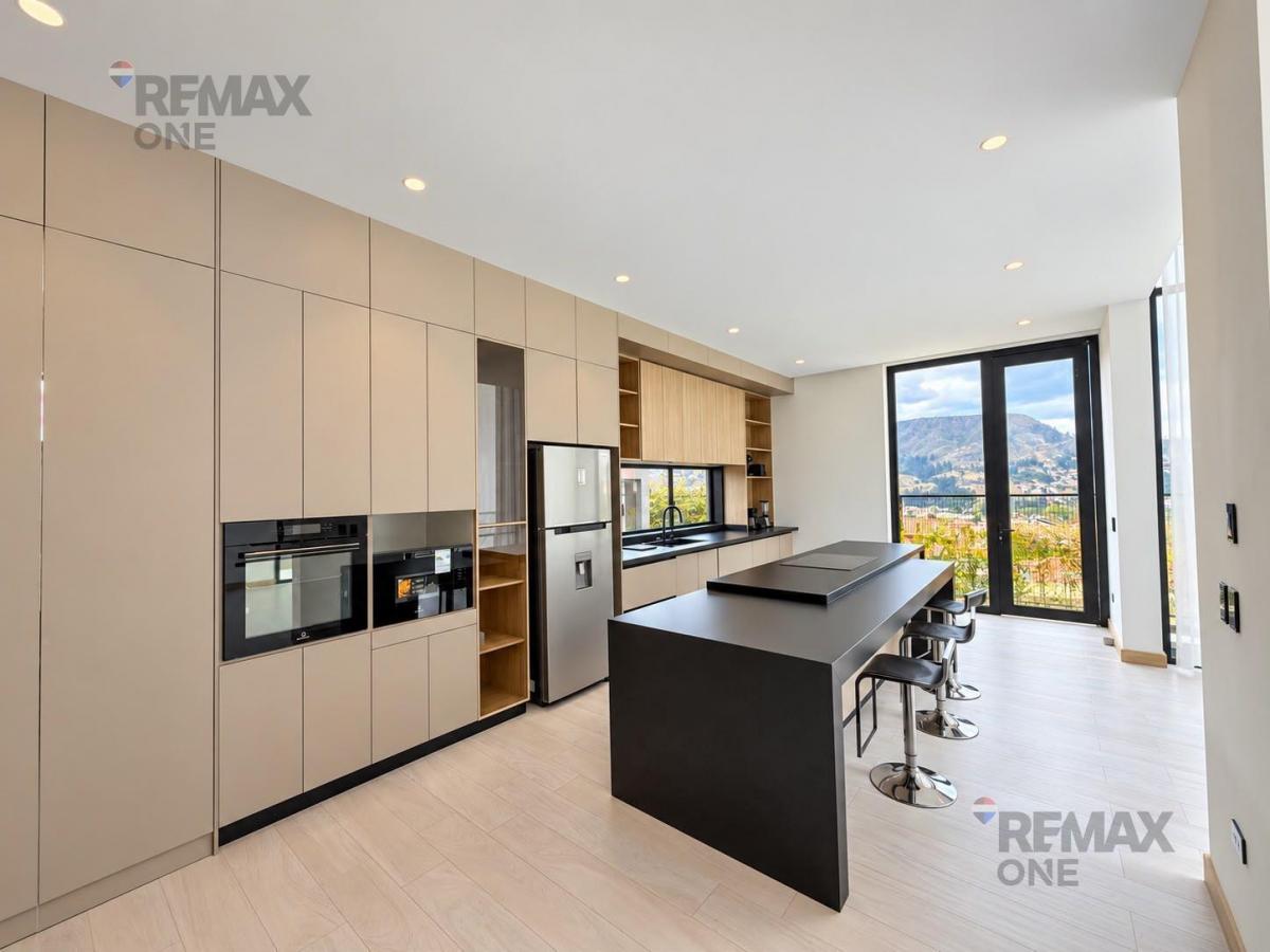 En Venta Casa con Piscina en Challuabamba, Azuay — imagen 9