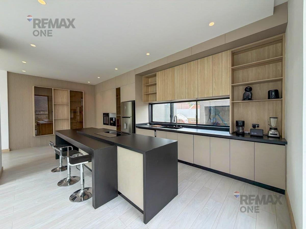 En Venta Casa con Piscina en Challuabamba, Azuay — imagen 7