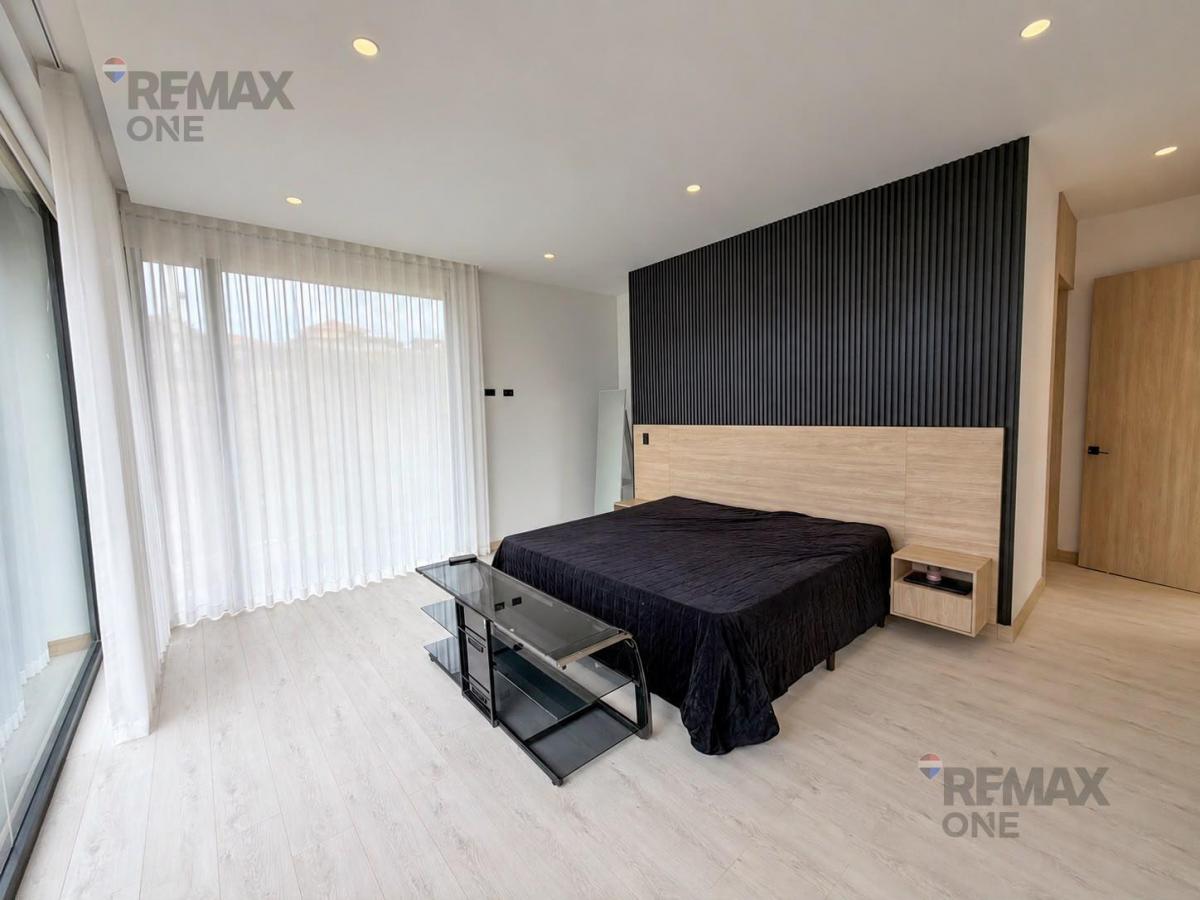 En Venta Casa con Piscina en Challuabamba, Azuay — imagen 5