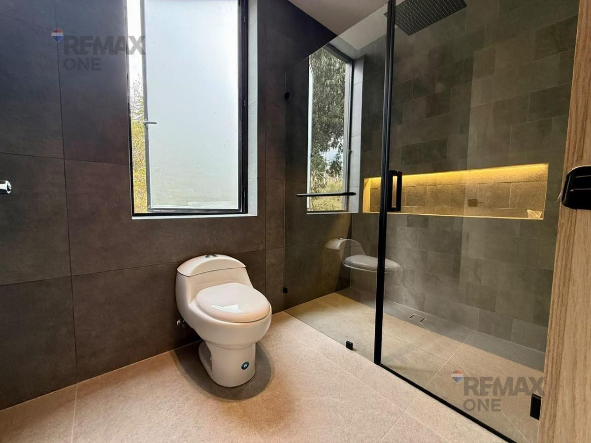 En Venta Casa con Piscina en Challuabamba, Azuay — imagen 4