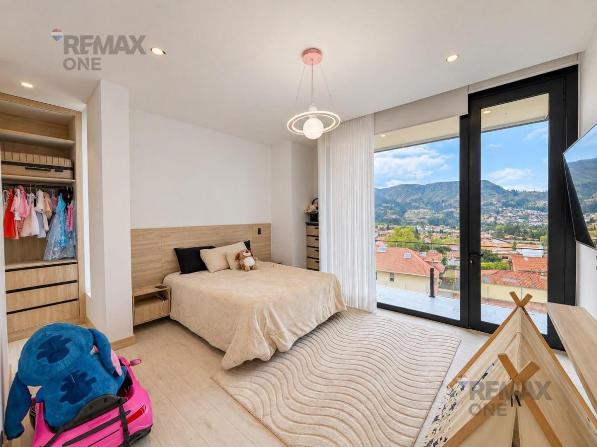 En Venta Casa con Piscina en Challuabamba, Azuay — imagen 3