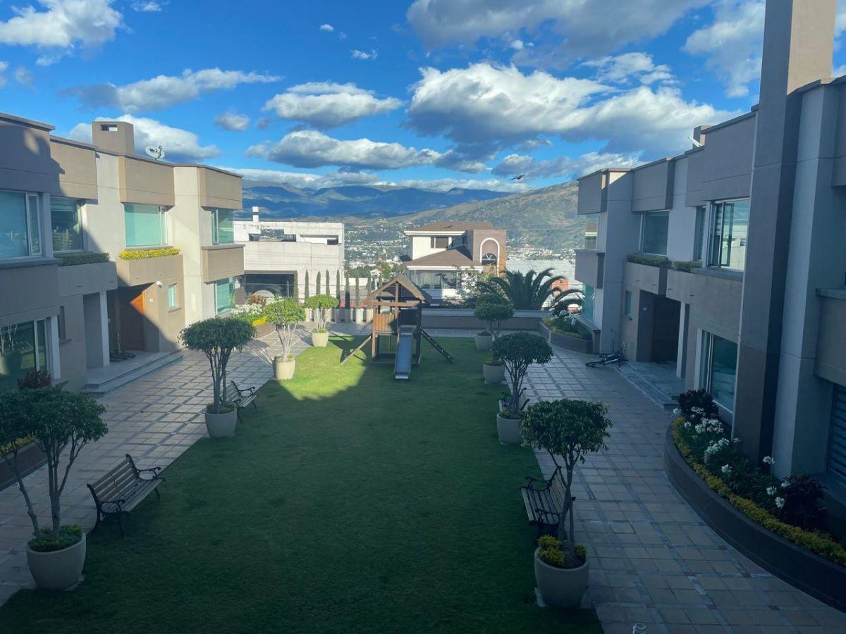 Casa de 3 Habitaciones en Venta Miravalle - Cumbayá, Terreno y Construcción 445 m². Provincia de Pichincha — imagen 10