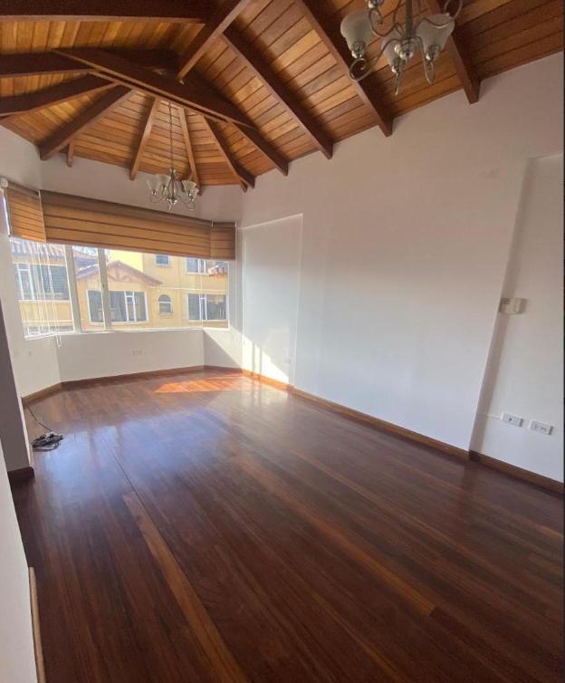 En Venta Casa de 4 Dorm. Urbanizacion Santa Lucía, Norte de Quito — imagen 3