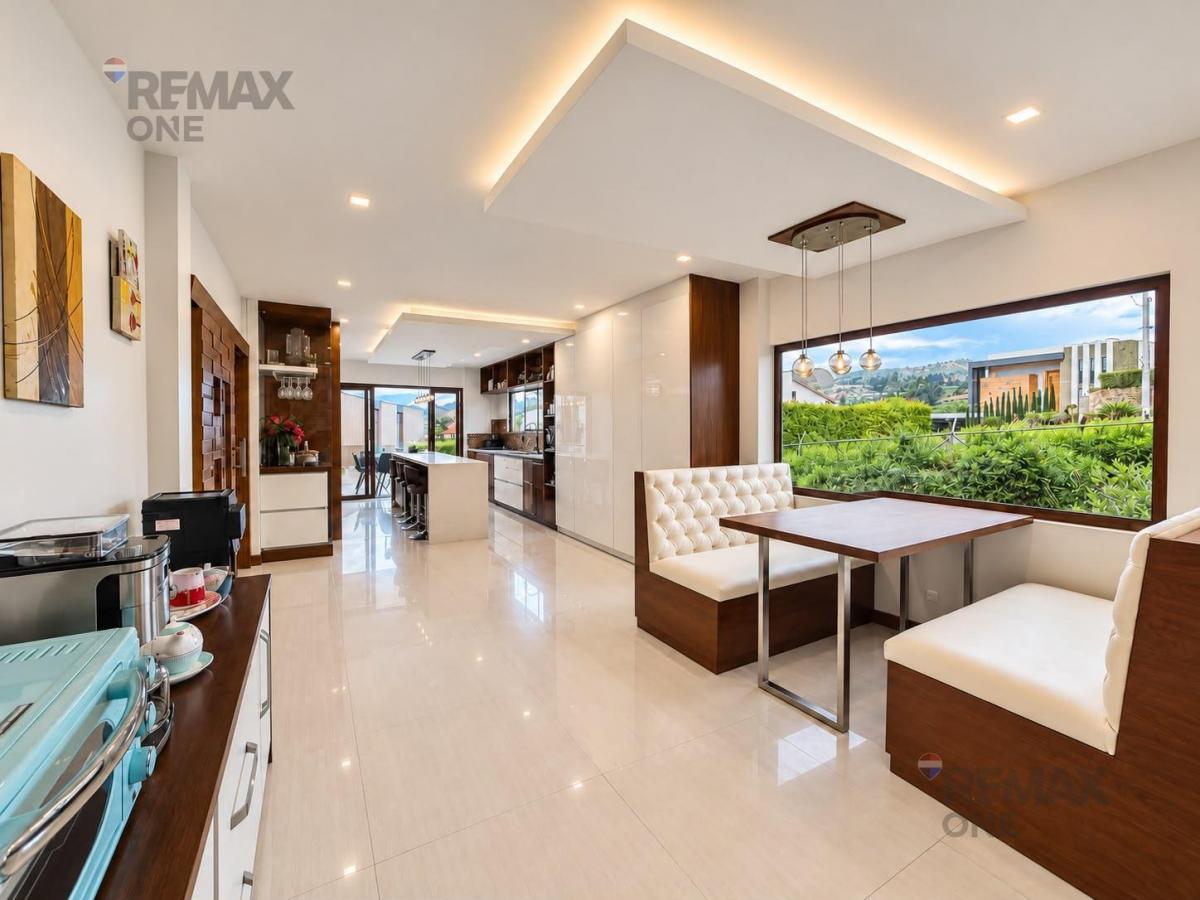 En Venta Casa de Lujo en Urbanizacion Colinas de Challuabamba, Azuay — imagen 8