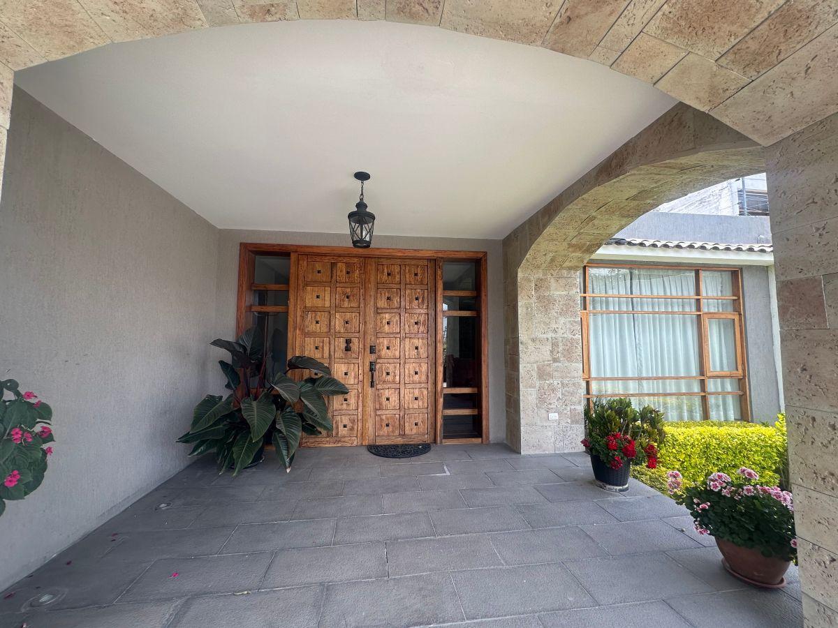 Vendo Excelente y Amplia Casa en Cumbaya Cercana U. San Francisco 1.018 Mm². Terreno 6571 m². Constr. Provincia de Pichincha — imagen 9