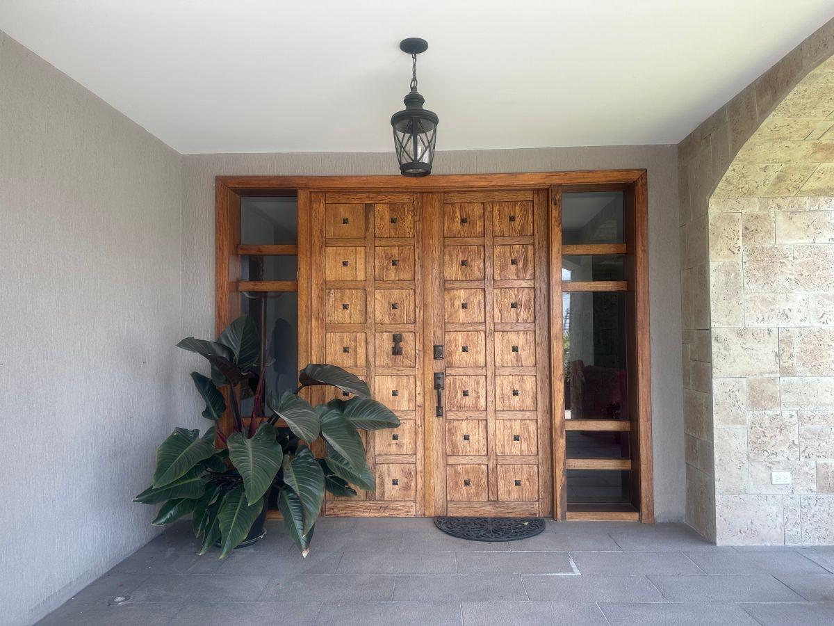 Vendo Excelente y Amplia Casa en Cumbaya Cercana U. San Francisco 1.018 Mm². Terreno 6571 m². Constr. Provincia de Pichincha — imagen 8