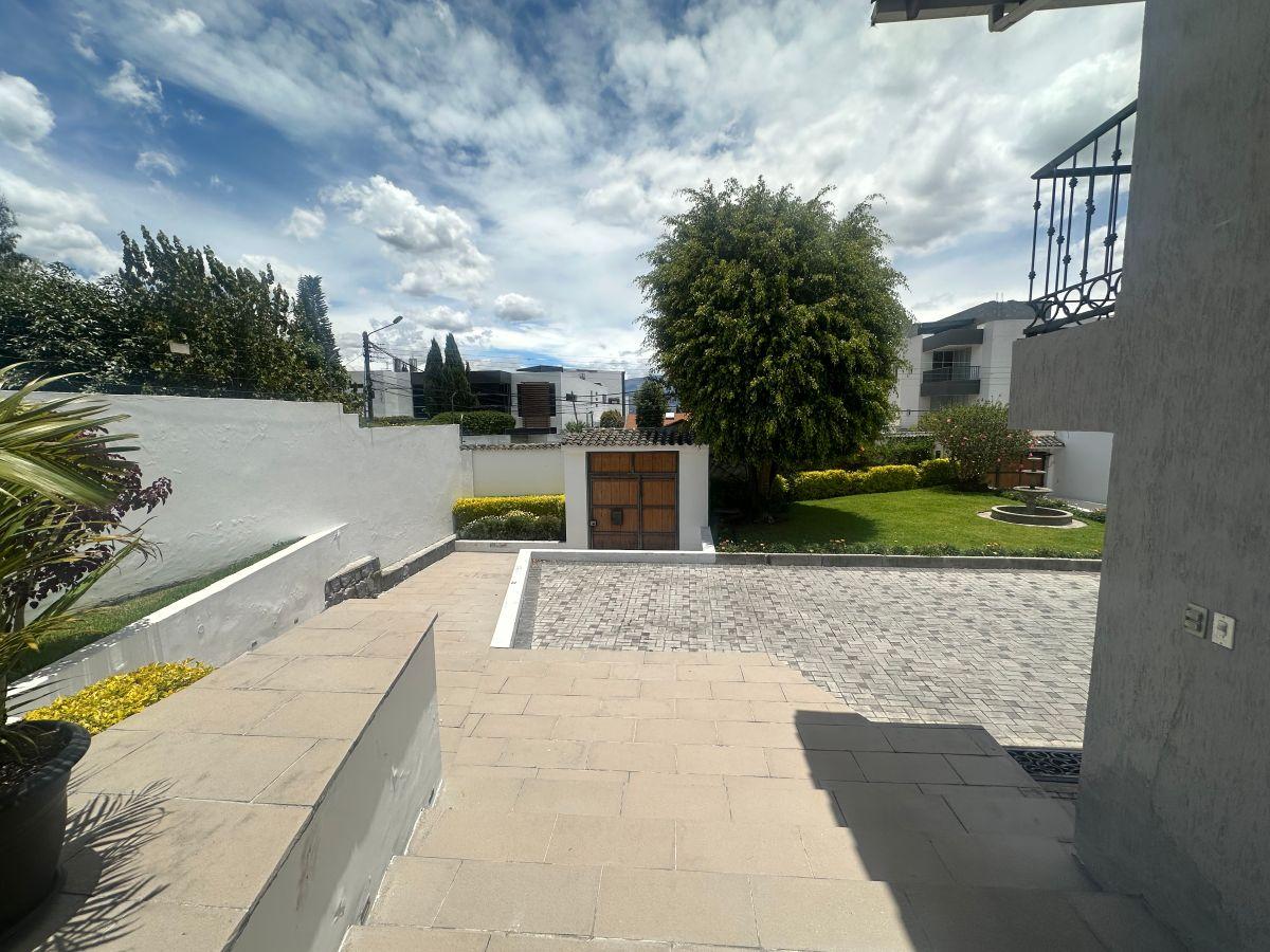 Vendo Excelente y Amplia Casa en Cumbaya Cercana U. San Francisco 1.018 Mm². Terreno 6571 m². Constr. Provincia de Pichincha — imagen 7