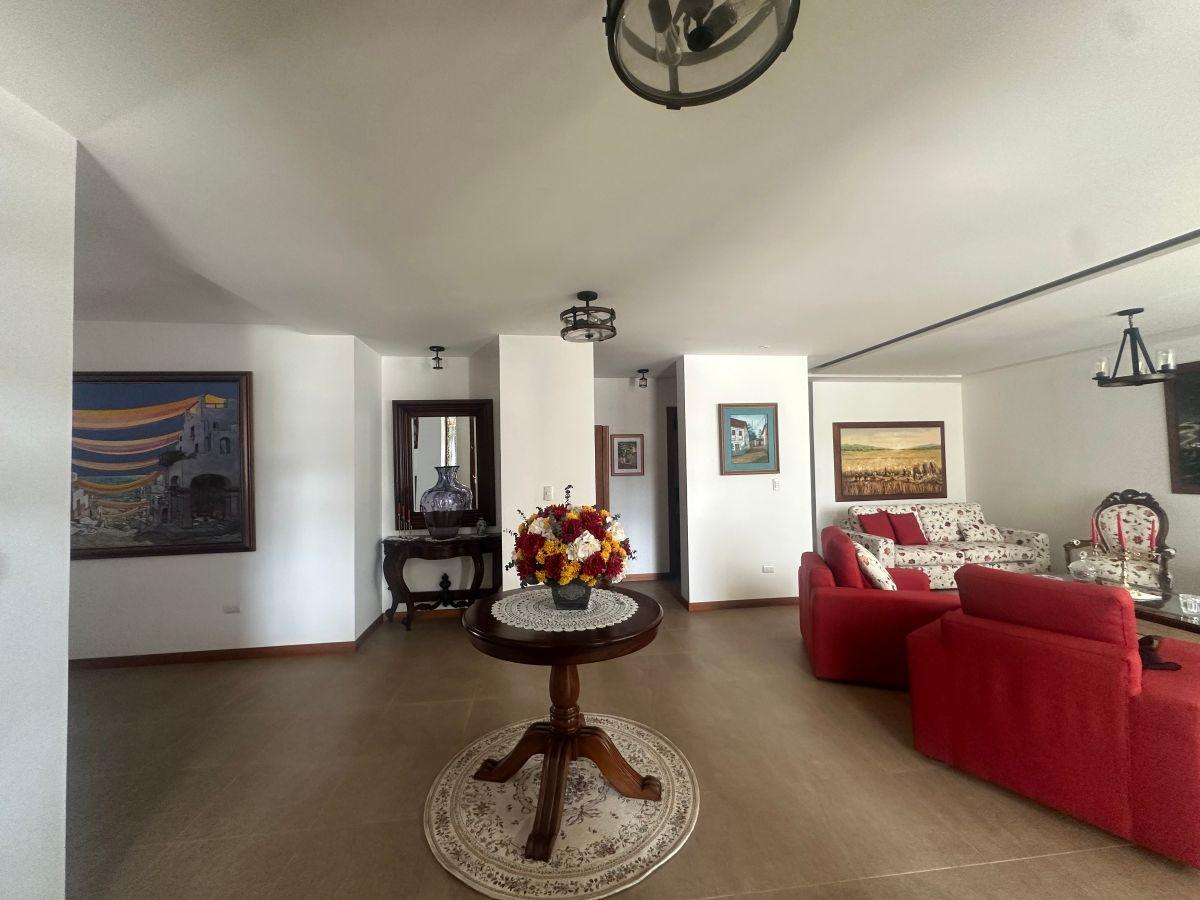 Vendo Excelente y Amplia Casa en Cumbaya Cercana U. San Francisco 1.018 Mm². Terreno 6571 m². Constr. Provincia de Pichincha — imagen 6