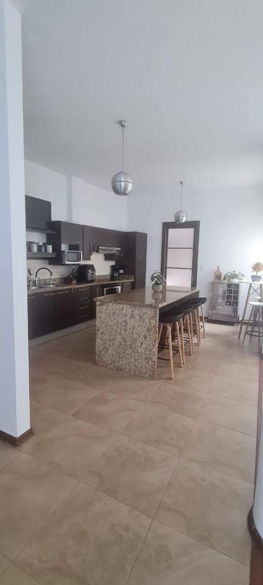 Pomasqui, Vendo Hermosa Casa, 3 Dorm. con Baño C/u, 2 Garajes, Piscina, Jacuzzi, Gym, Canchas — imagen 8