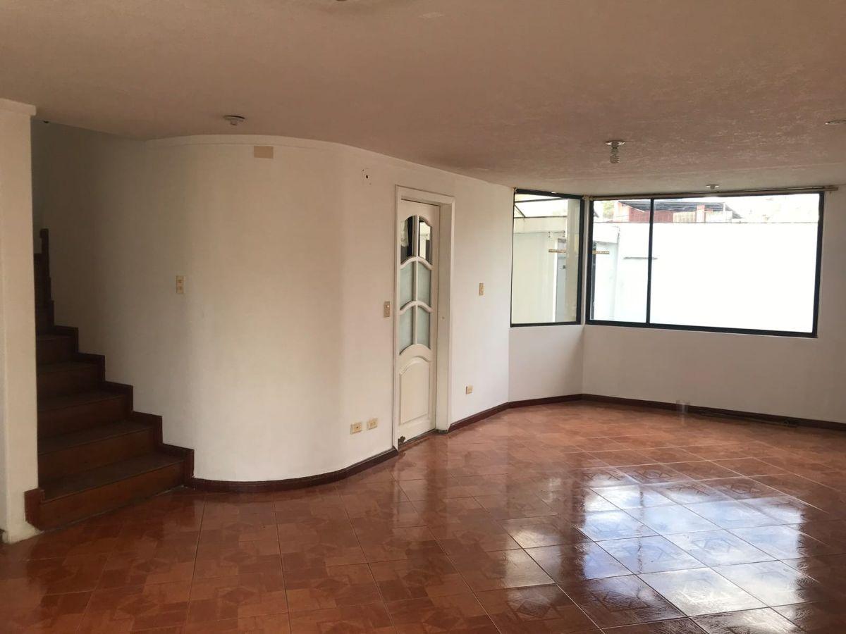En Venta Acogedora y Amplia Casa, con Suite, en San Isidro del Inca – Quito Norte, 248 m² Total — imagen 8