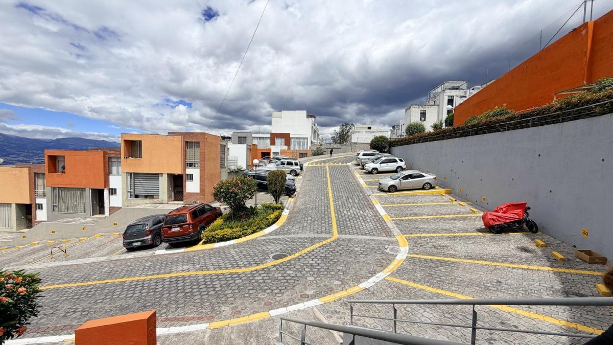 Casa de Venta Tres Niveles con Jacuzzi Privado en Conjunto Cumbres de San Isidro — imagen 8