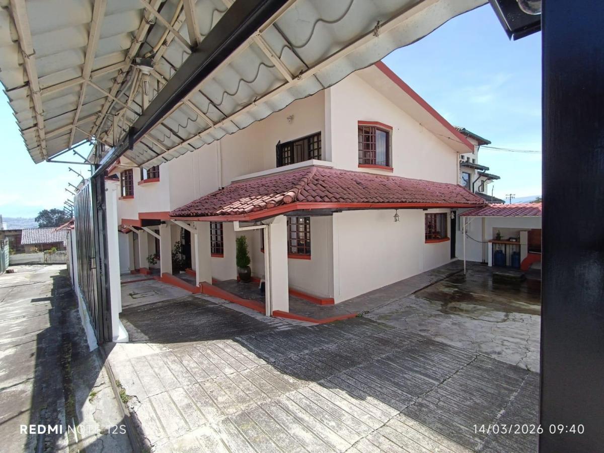 Casa ¡Oportunidad Única! y Confort en El Pinar. Ofrece Amplitud, Luminosidad y Calidez. Provincia de Pichincha — imagen 10