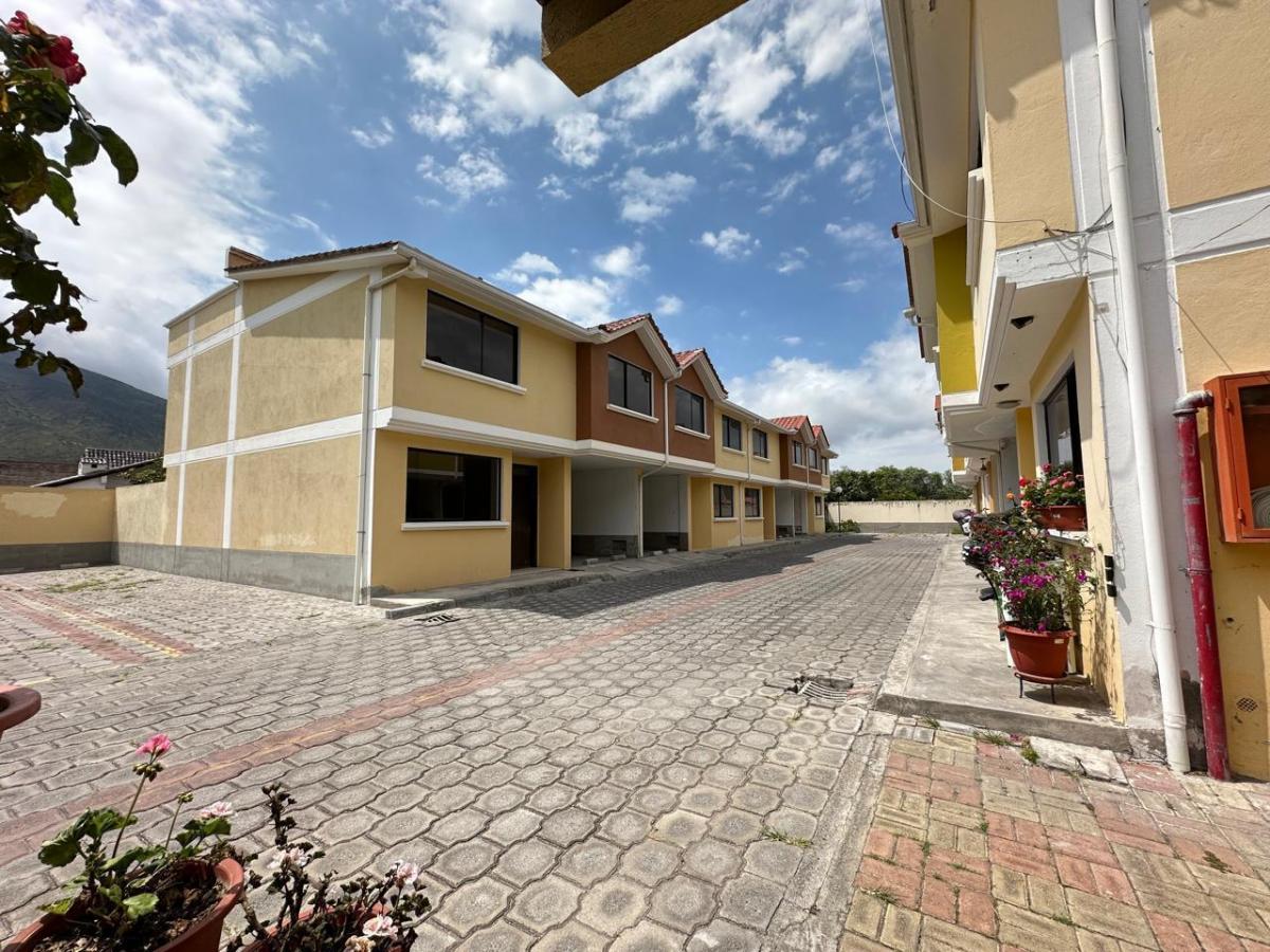 Mitad del Mundo Venta Casa con Patio Terraza y Balcón — imagen 10