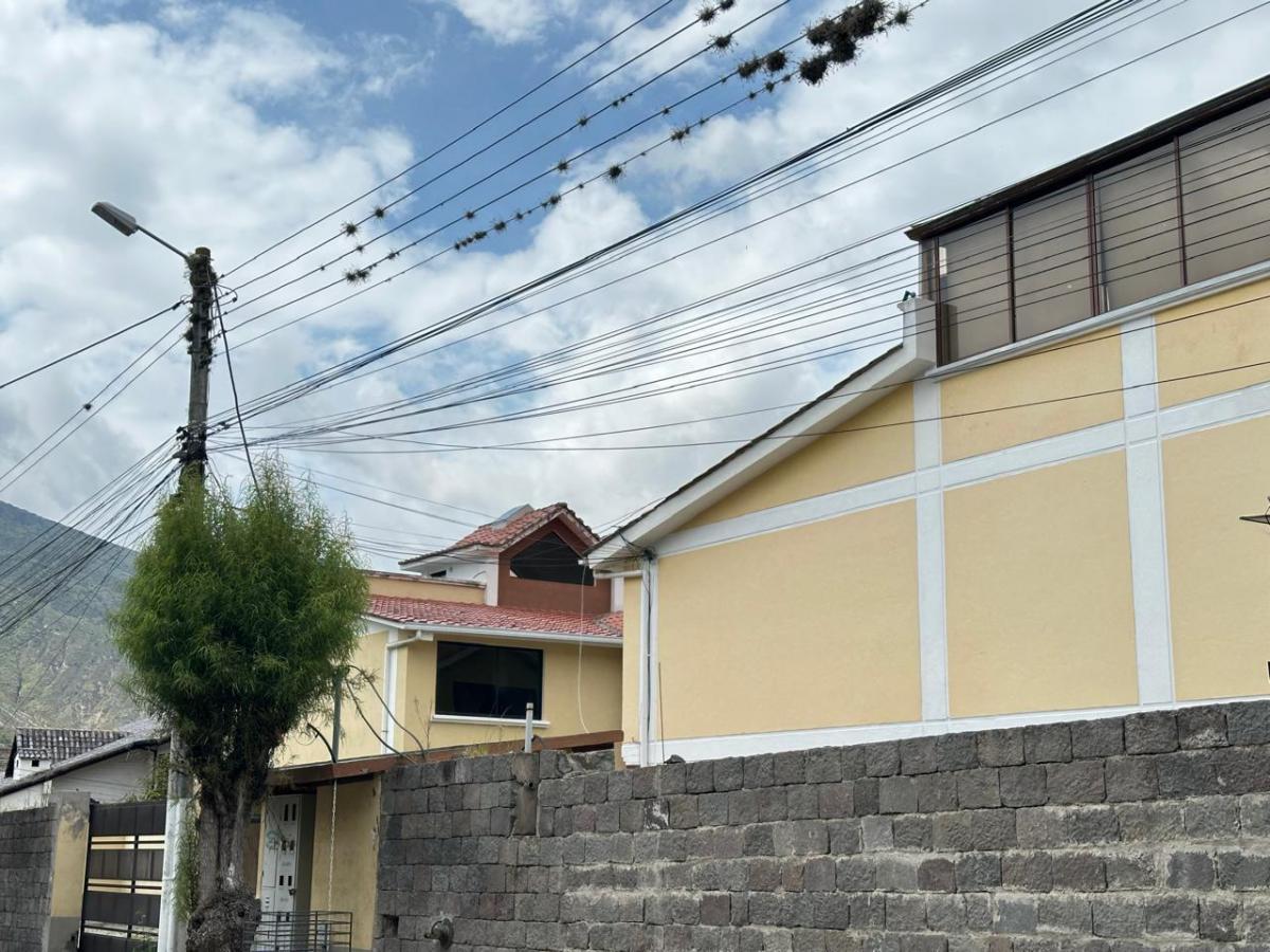 Mitad del Mundo Venta Casa con Patio Terraza y Balcón — imagen 8