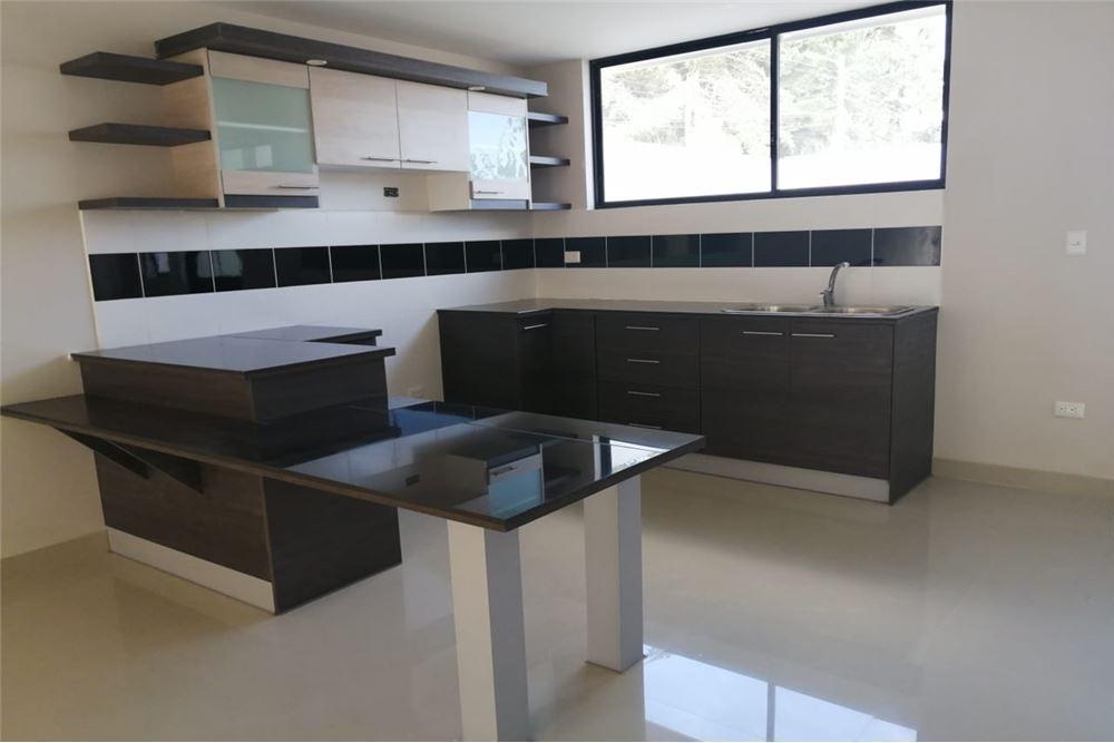 Mitad del Mundo Venta Casa con Patio Terraza y Balcón — imagen 7