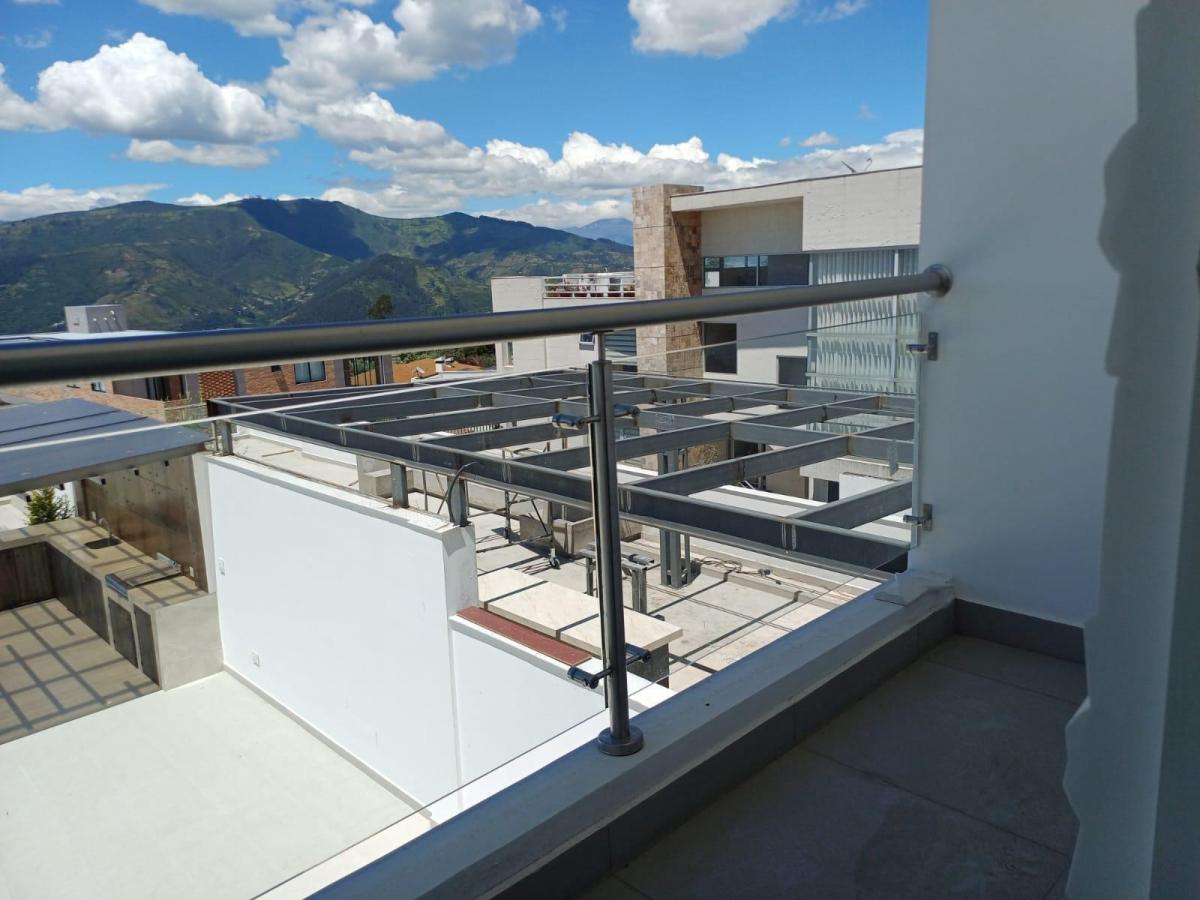 Exclusiva Casa en Venta de 3 Dorm. con Porche, Bbq, Patios y Terraza – Yanazarapata — imagen 9