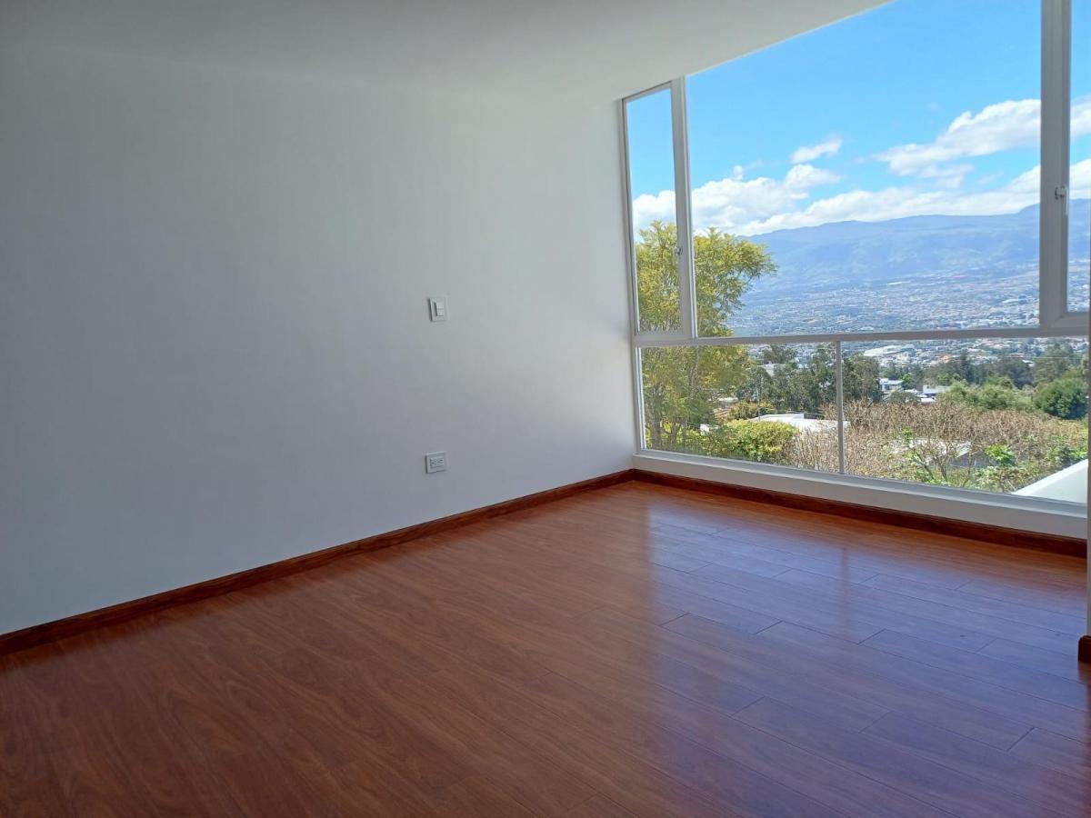 Exclusiva Casa en Venta de 3 Dorm. con Porche, Bbq, Patios y Terraza – Yanazarapata — imagen 7