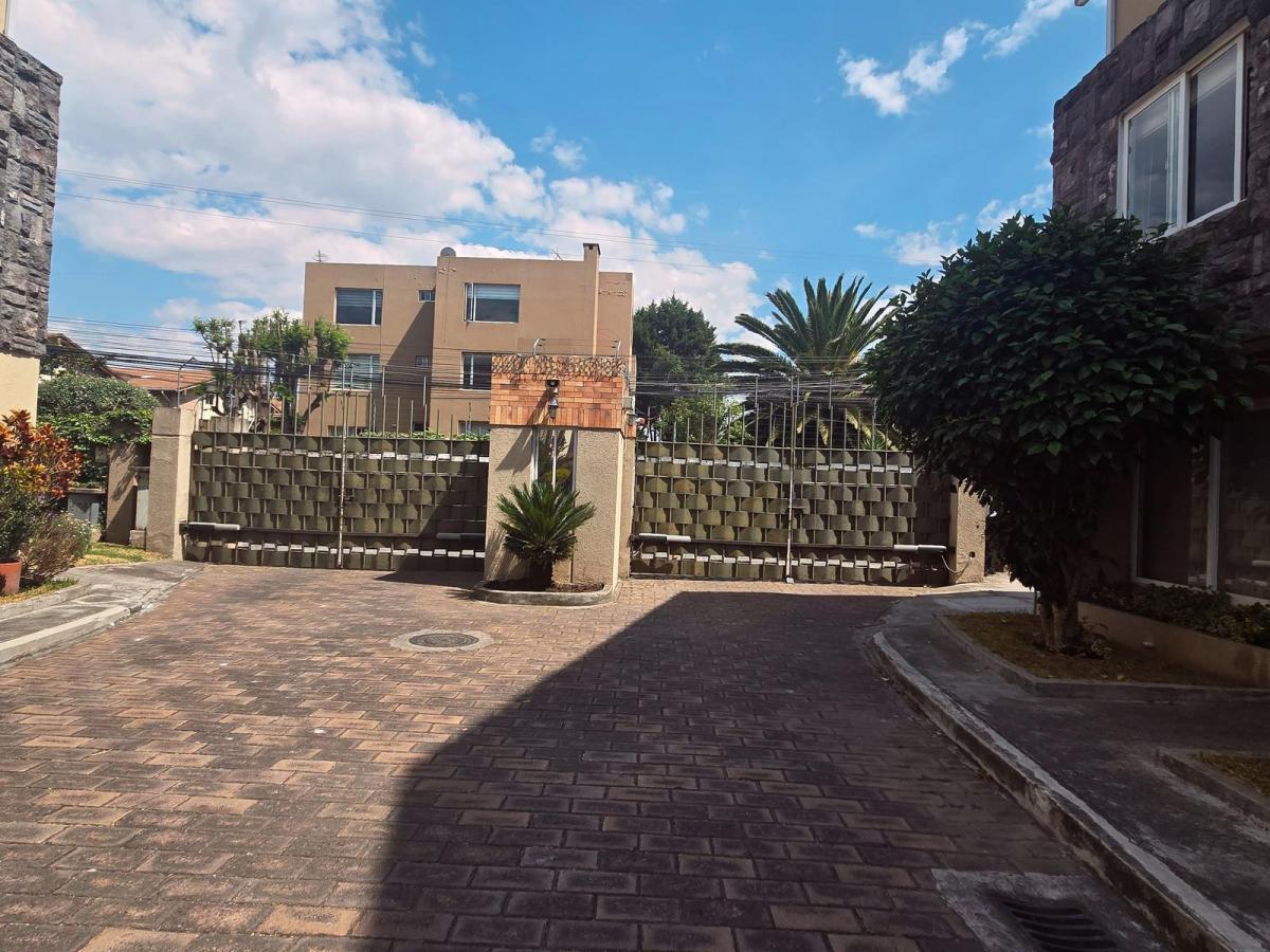 Casa en Venta · La Primavera Cumbayá · 228 m² · 4 Dorm. - 3 Baños - 2 Parq. - Jardín Bbq · — imagen 10
