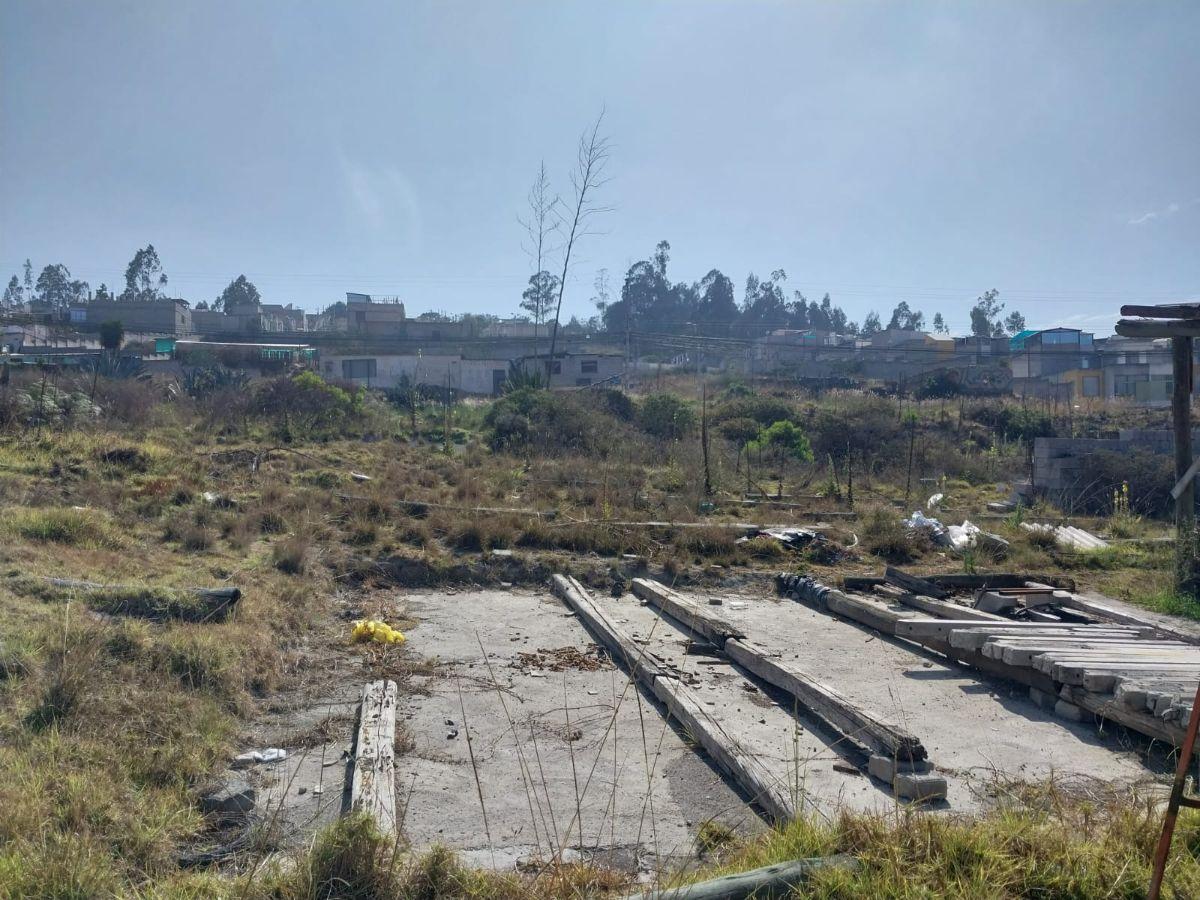 Vendo Hermoso Terreno Plano Sector de Zabala, Calle de Los Quindes, Escrituras Públicas, Servicios. Provincia de Pichincha — imagen 3