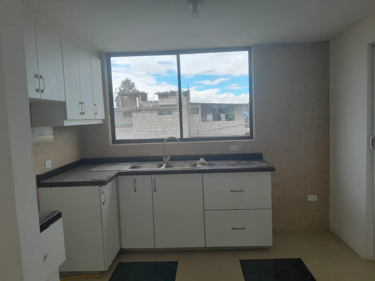 Casa Familiar Amplia y Muy Luninosa en Venta a Estrenar en Llano Chico Quito en Conjunto de 6 Casas — imagen 9