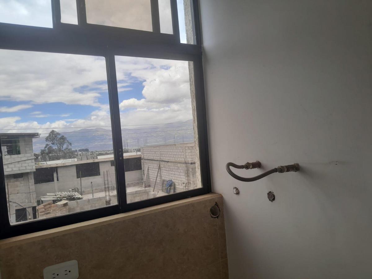 Casa Familiar Amplia y Muy Luninosa en Venta a Estrenar en Llano Chico Quito en Conjunto de 6 Casas — imagen 7