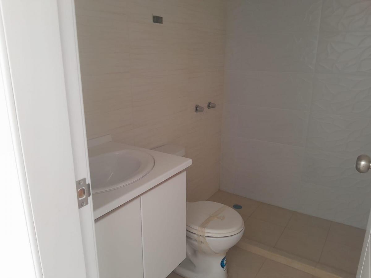 Casa Familiar Amplia y Muy Luninosa en Venta a Estrenar en Llano Chico Quito en Conjunto de 6 Casas — imagen 4