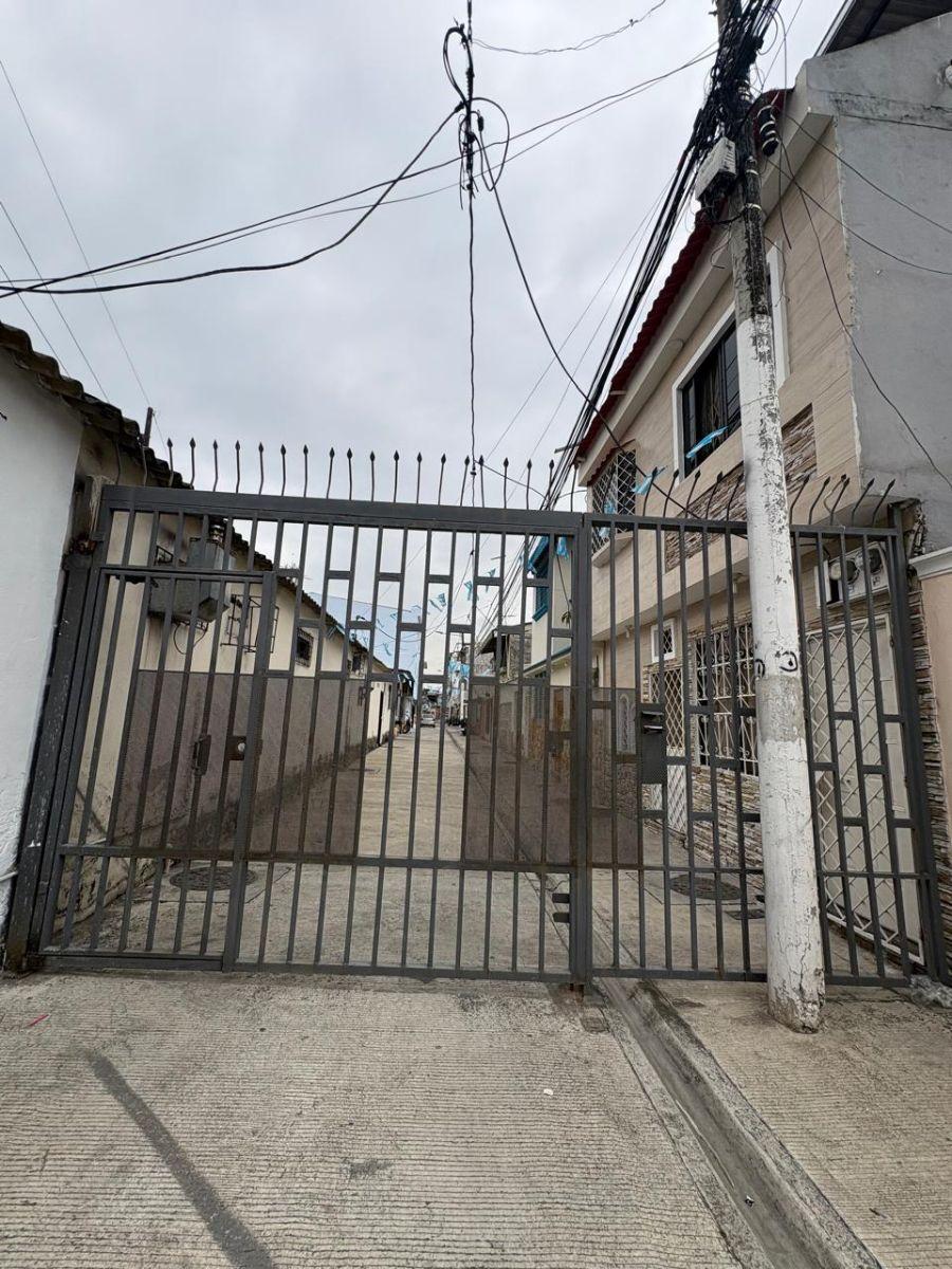 Av Francisco de Orellana. Vendo Terreno Medianero, Sector Cerrado, Pocas Familias, Guayas — imagen 4