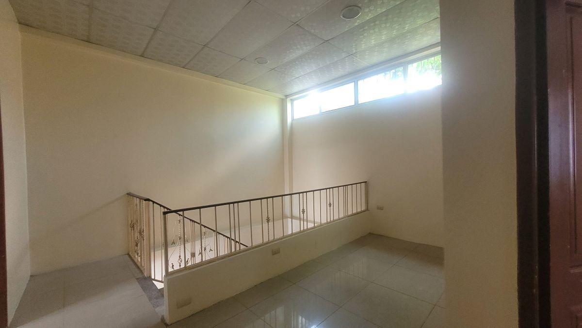 Linda Casa en Venta Calle Venezuela y La 20 Ava. Oportunidad. Amplio Garaje. Guayas — imagen 6