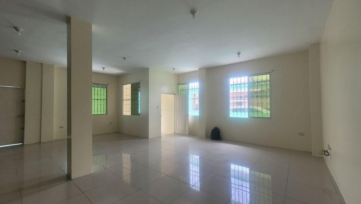 Linda Casa en Venta Calle Venezuela y La 20 Ava. Oportunidad. Amplio Garaje. Guayas — imagen 4