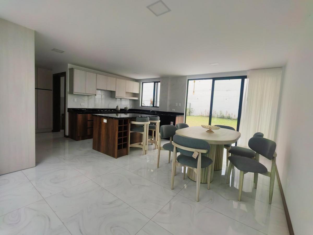 Tumbaco, Casa por Estrenar con Amplio Jardín — imagen 7