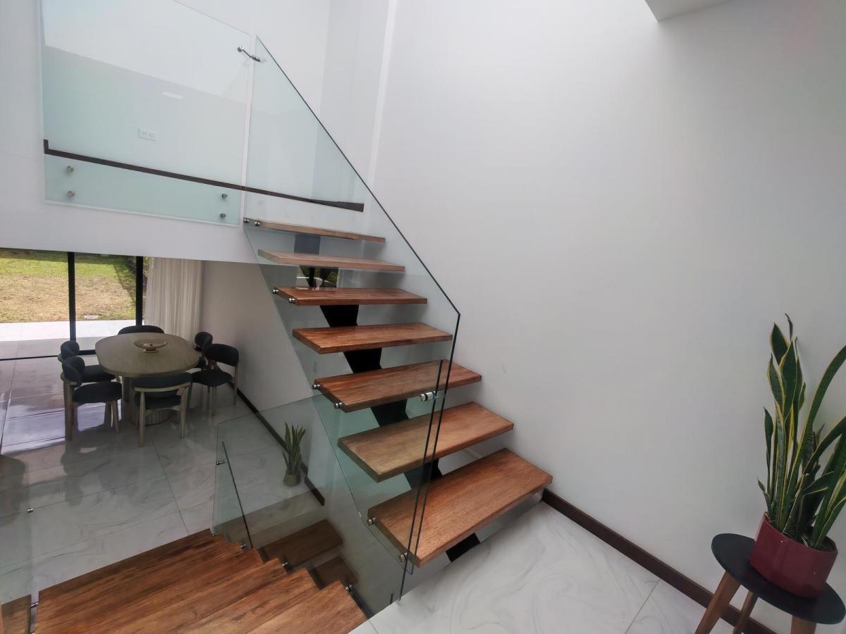Tumbaco, Casa por Estrenar con Amplio Jardín — imagen 3
