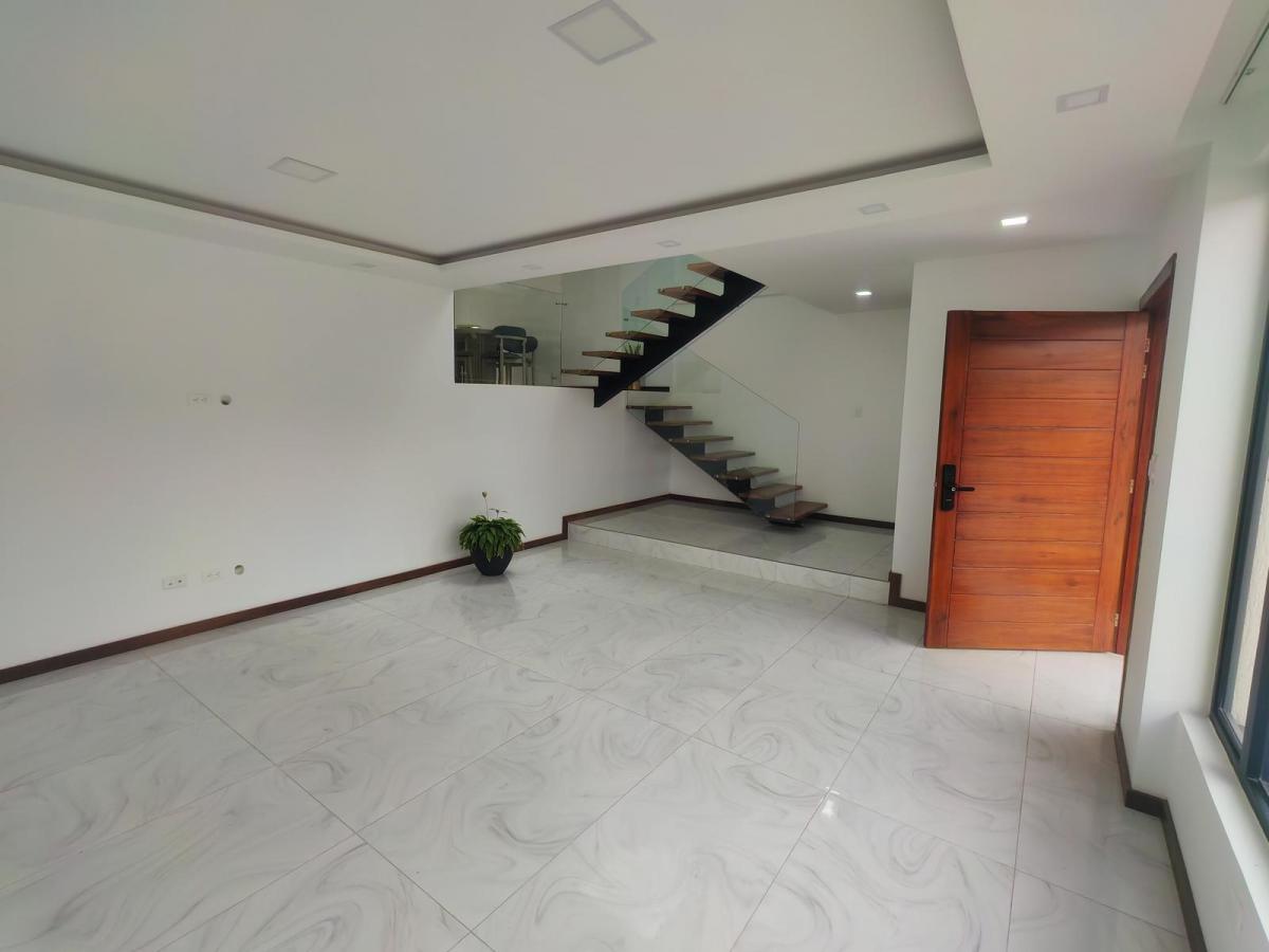 Tumbaco, Casa por Estrenar con Amplio Jardin — imagen 10