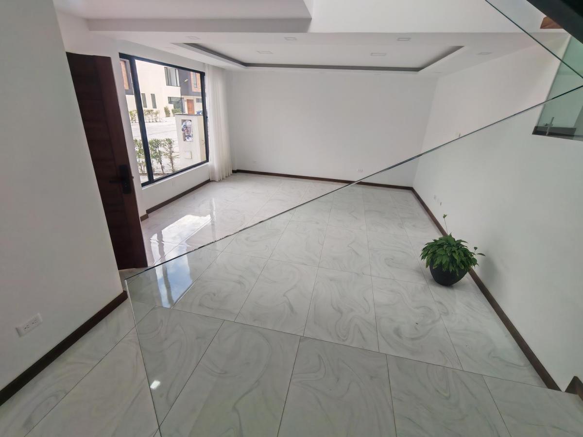 Tumbaco, Casa por Estrenar con Amplio Jardin — imagen 9
