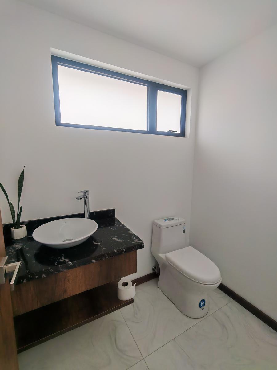 Tumbaco, Casa por Estrenar con Amplio Jardin — imagen 8