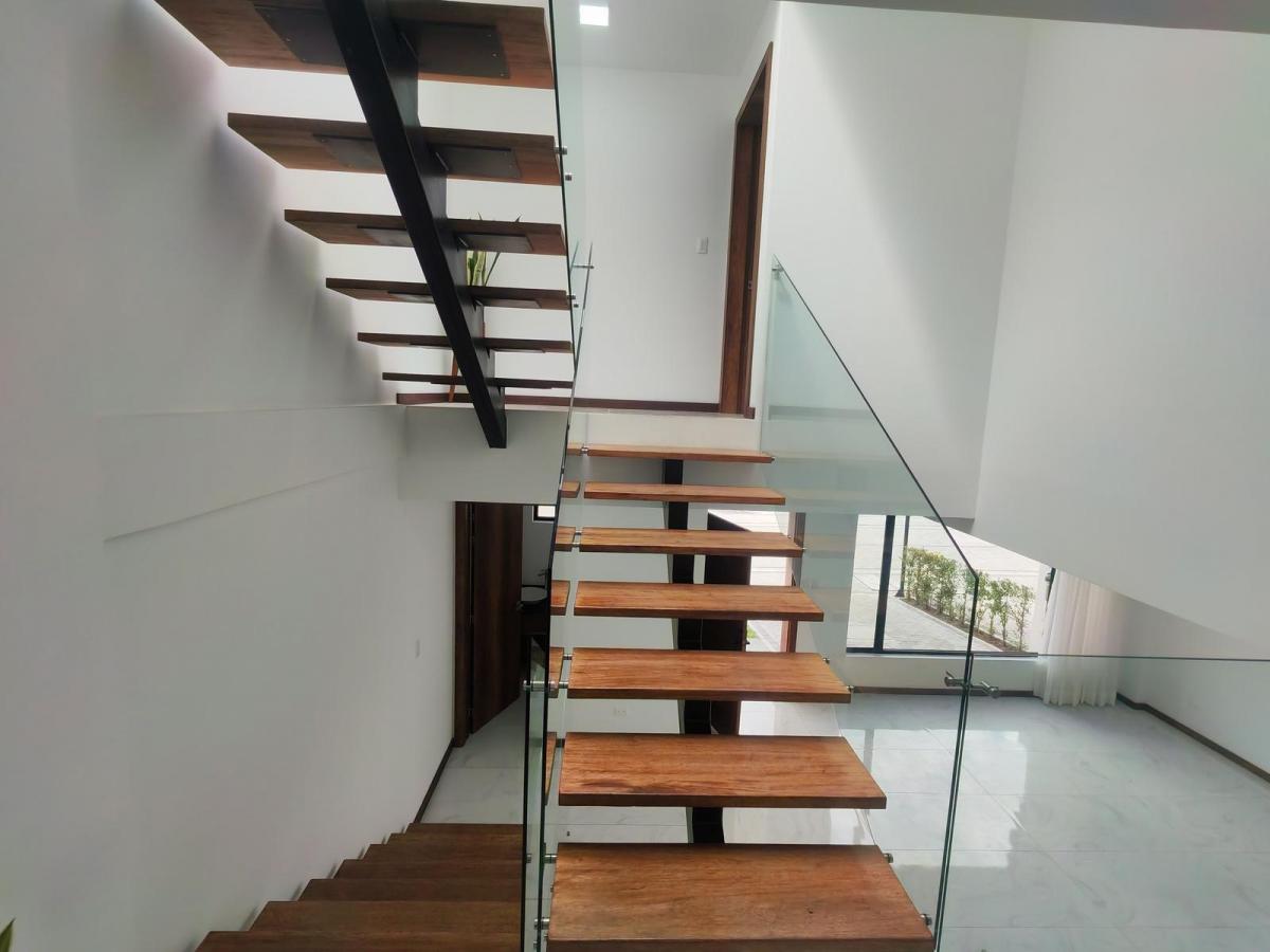 Tumbaco, Casa por Estrenar con Amplio Jardin — imagen 7