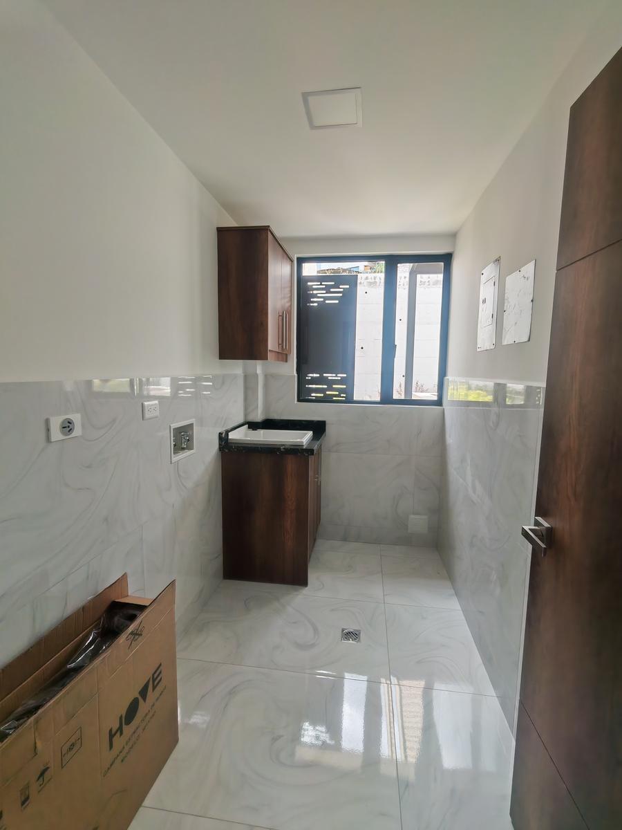 Tumbaco, Casa por Estrenar con Amplio Jardin — imagen 4