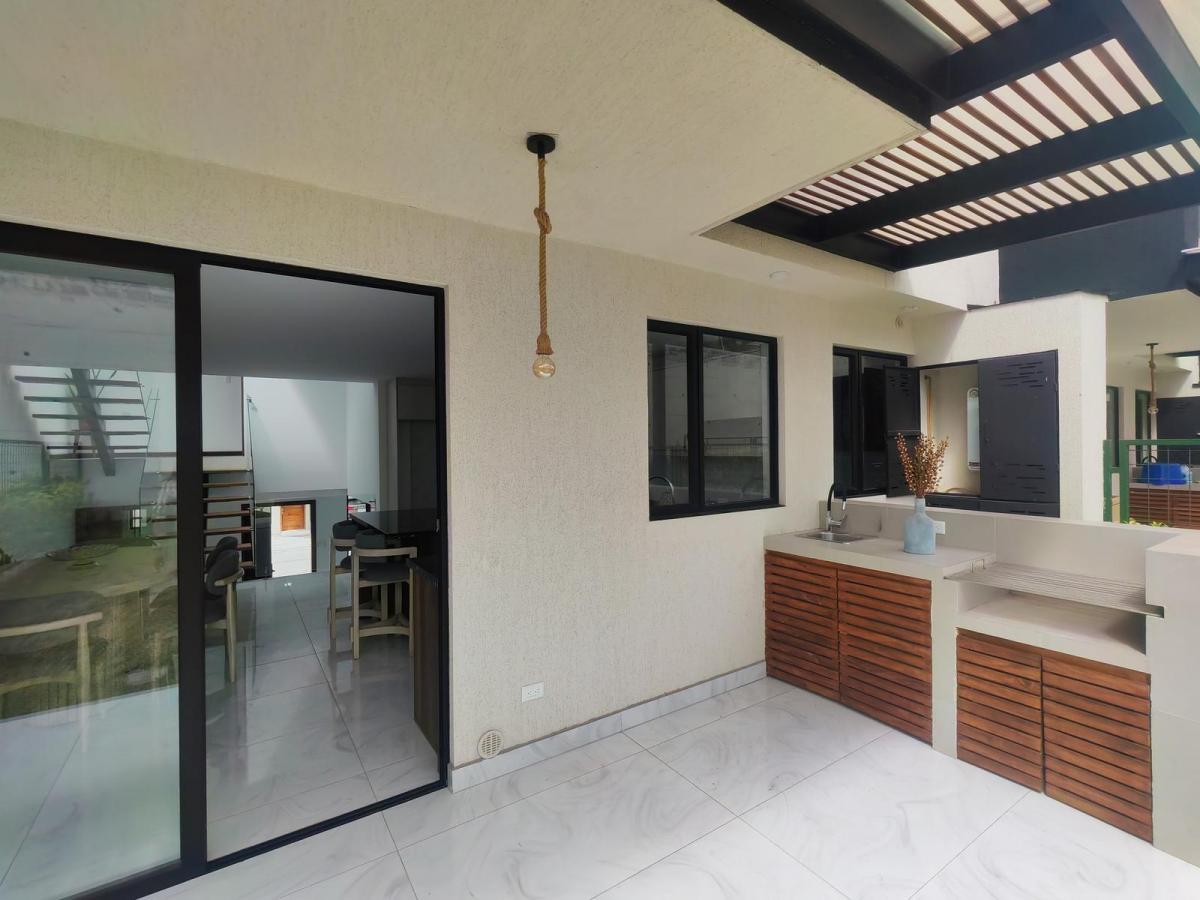 Tumbaco, Casa por Estrenar con Amplio Jardin — imagen 3