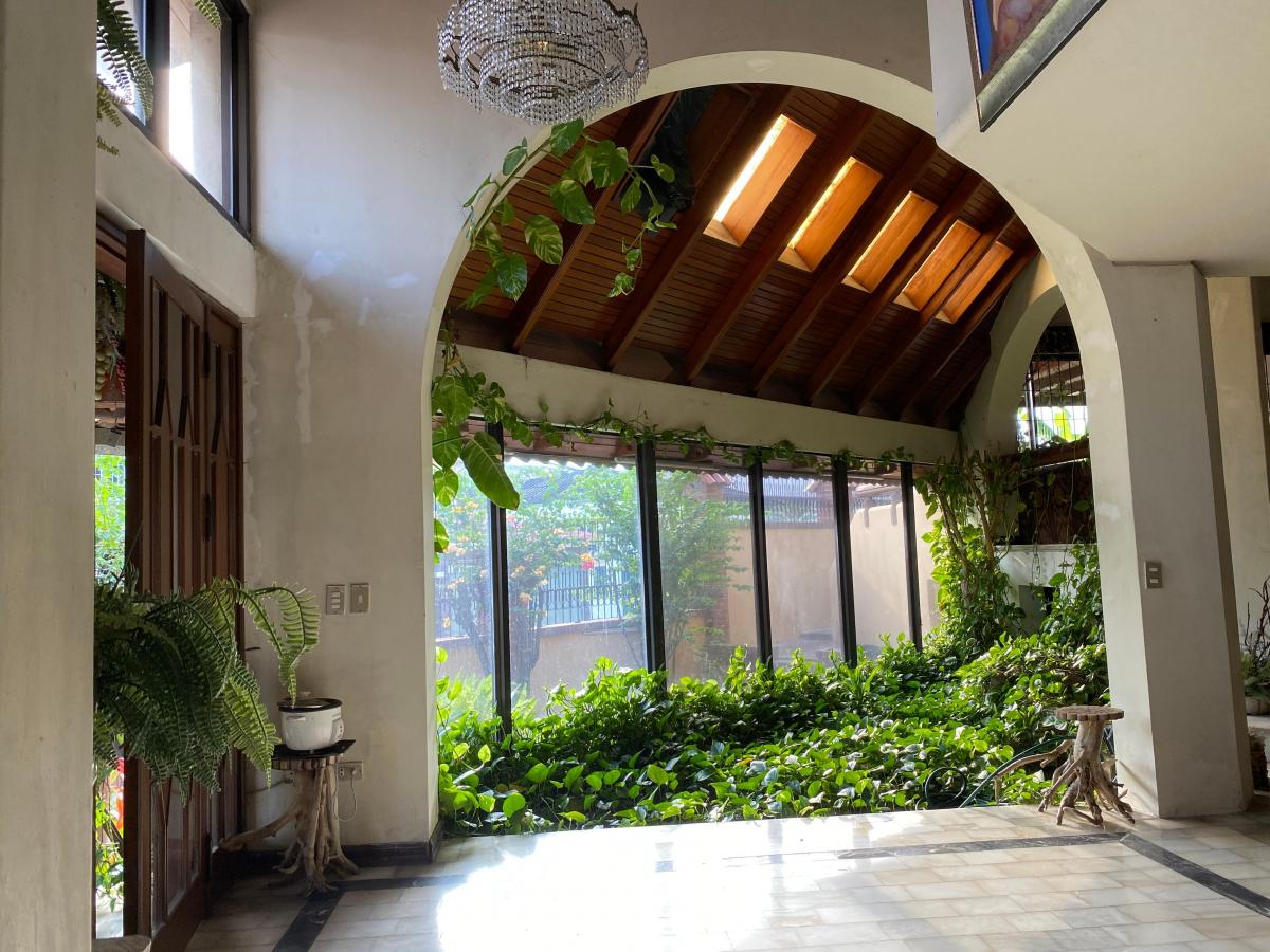 En Venta Casa en Zona Residencial Comercial Kennedy Norte L. Torres, Guayas — imagen 4